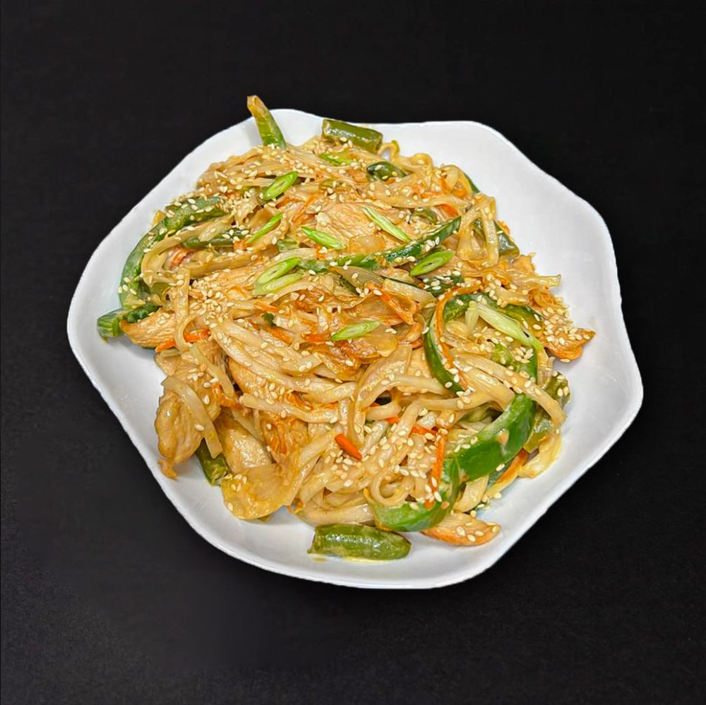 Удон з куркою у вершковому соусі