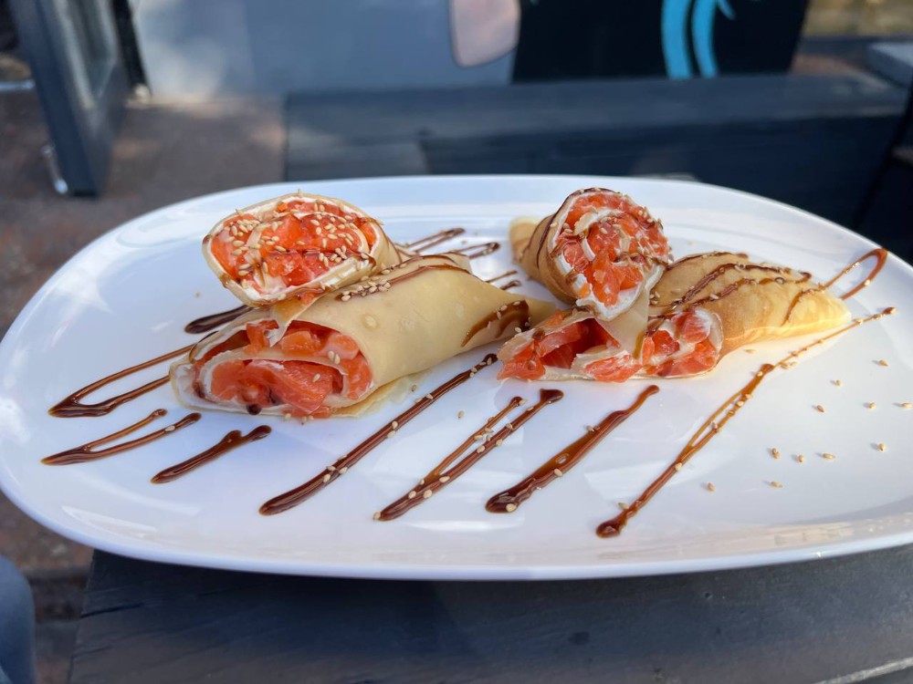 Млинці з лососем та крем сиром