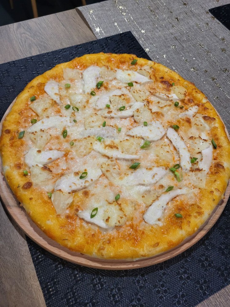 Піца з ананасами