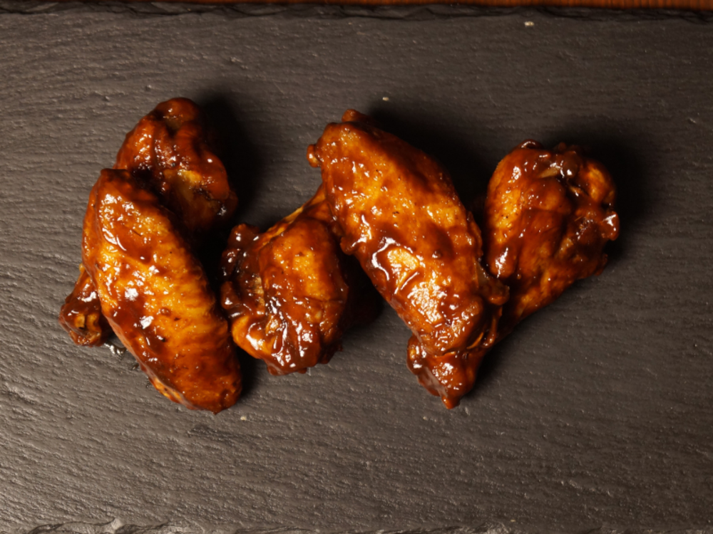 Крильця в соусі BBQ.