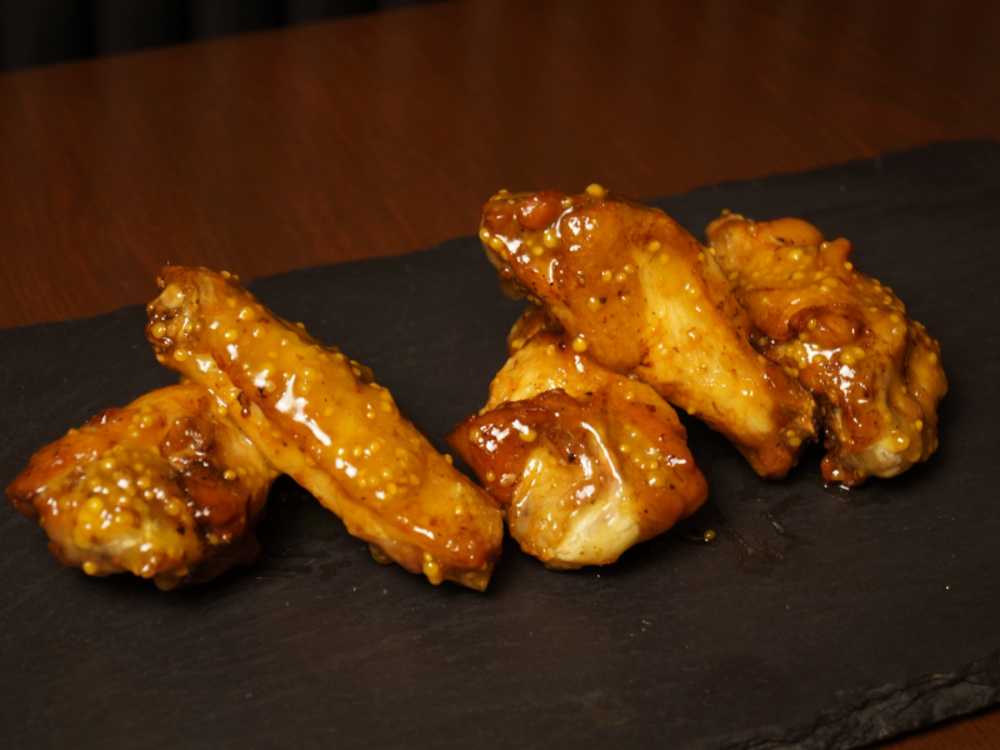 Крильця в медово-гірчичному соусі.