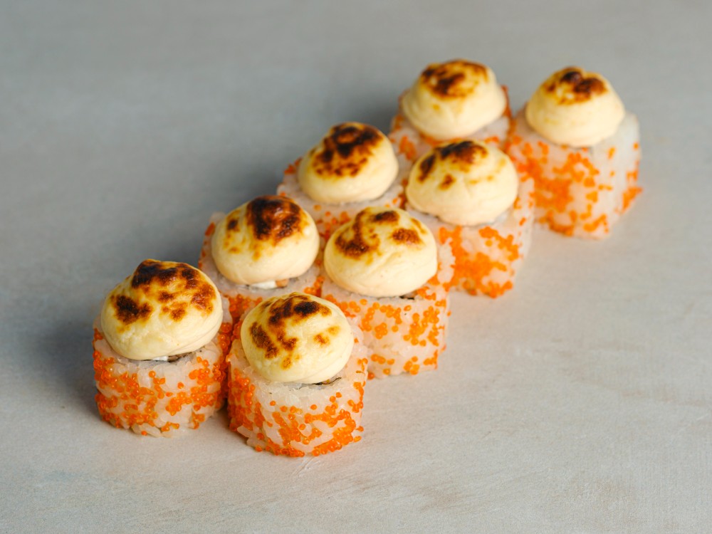 Запечений рол з креветкою і тобіко 