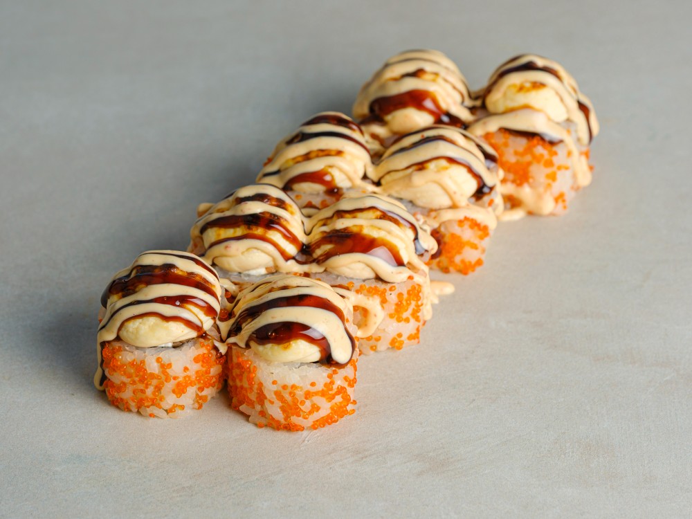 Запечений рол зі смаженим лососем в тобіко