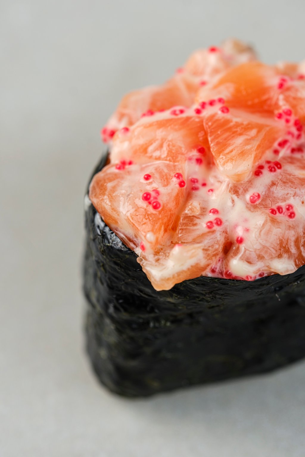 Гункан з лососем