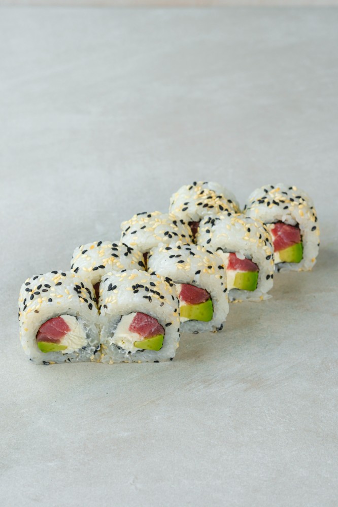 Філадельфія з тунцем в кунжуті