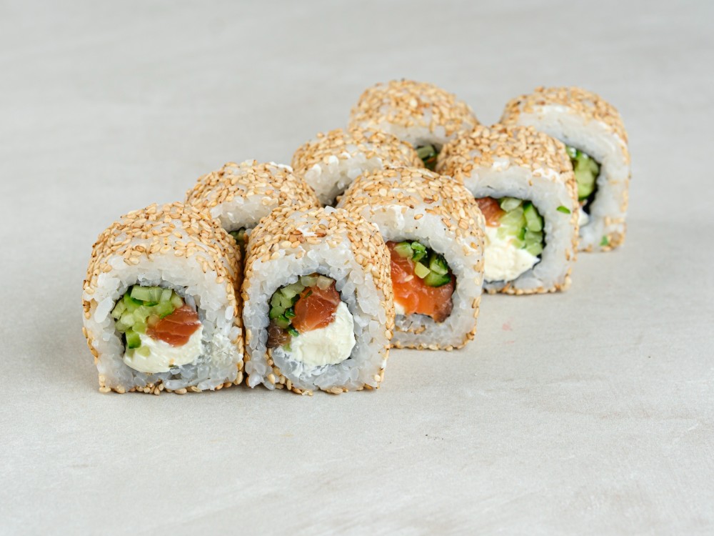 Філадельфія з лососем в кунжуті