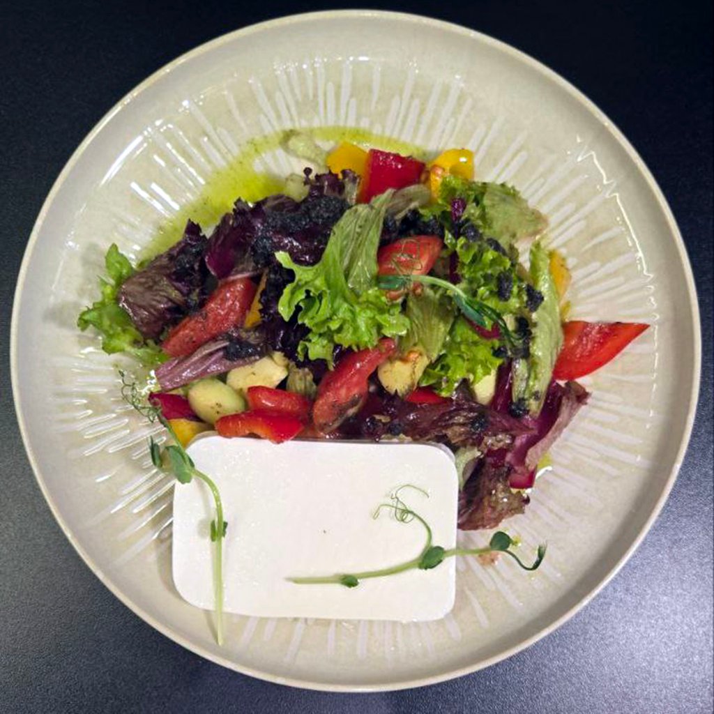 Салат Грецький з соусом песто