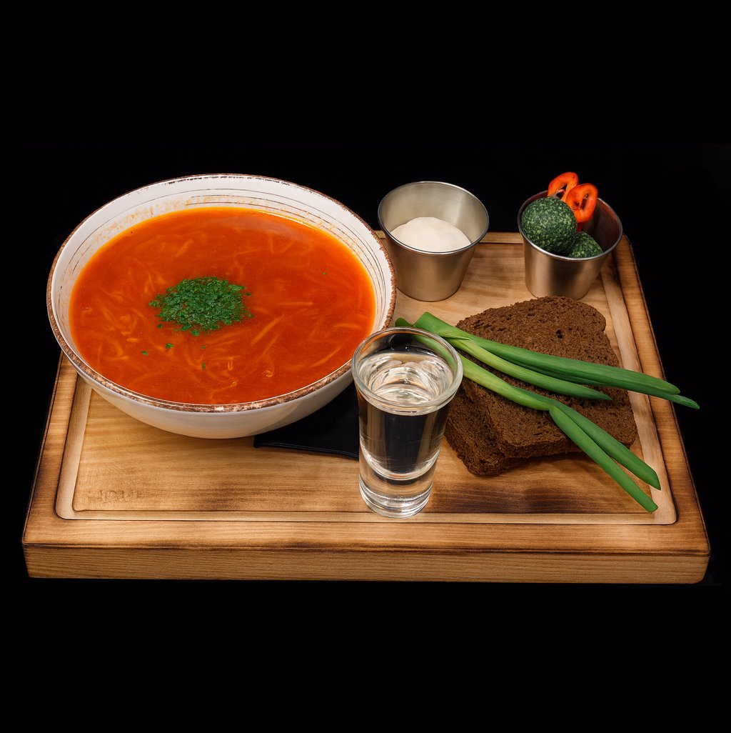 Борщ зі свиянчими реберцями, сметаною та салом рубленим