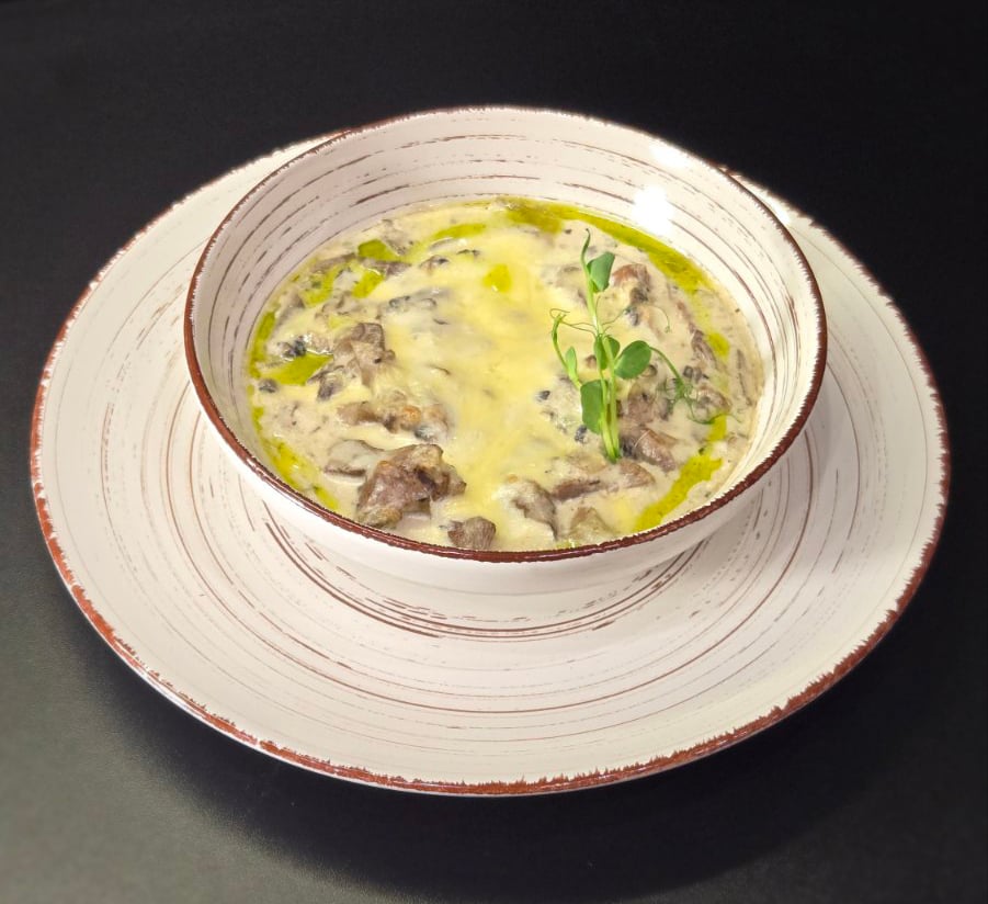 Язик телячий під соусом із білих грибів 