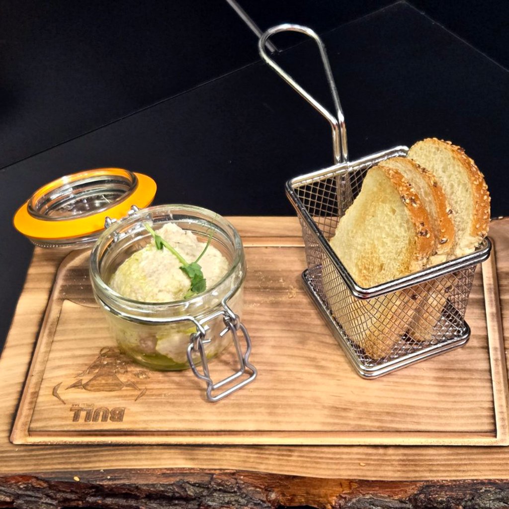 Форшмак по-одеські з чорним хлібом 