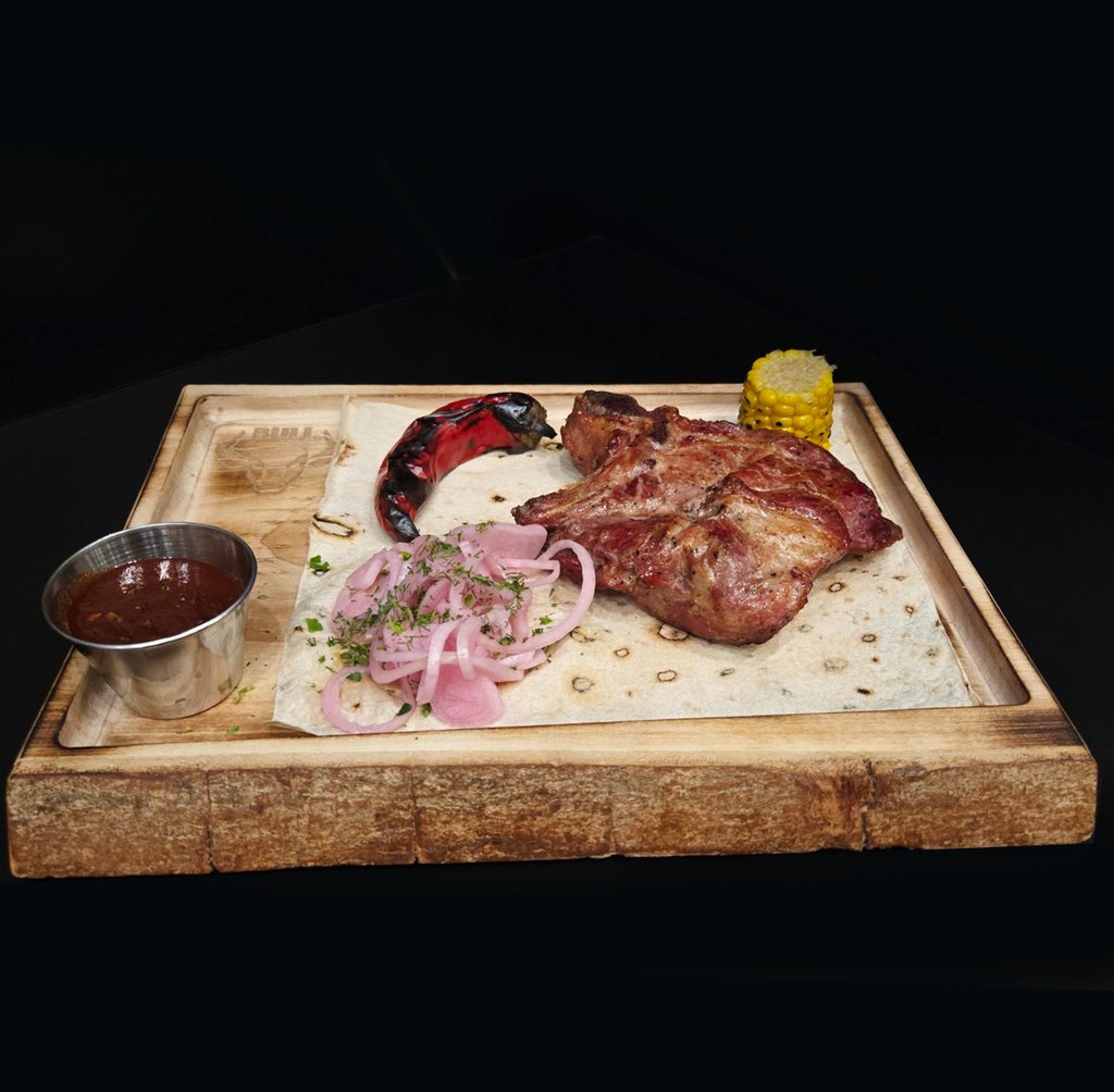 Свинна  корейка на кістці з соусом BBQ