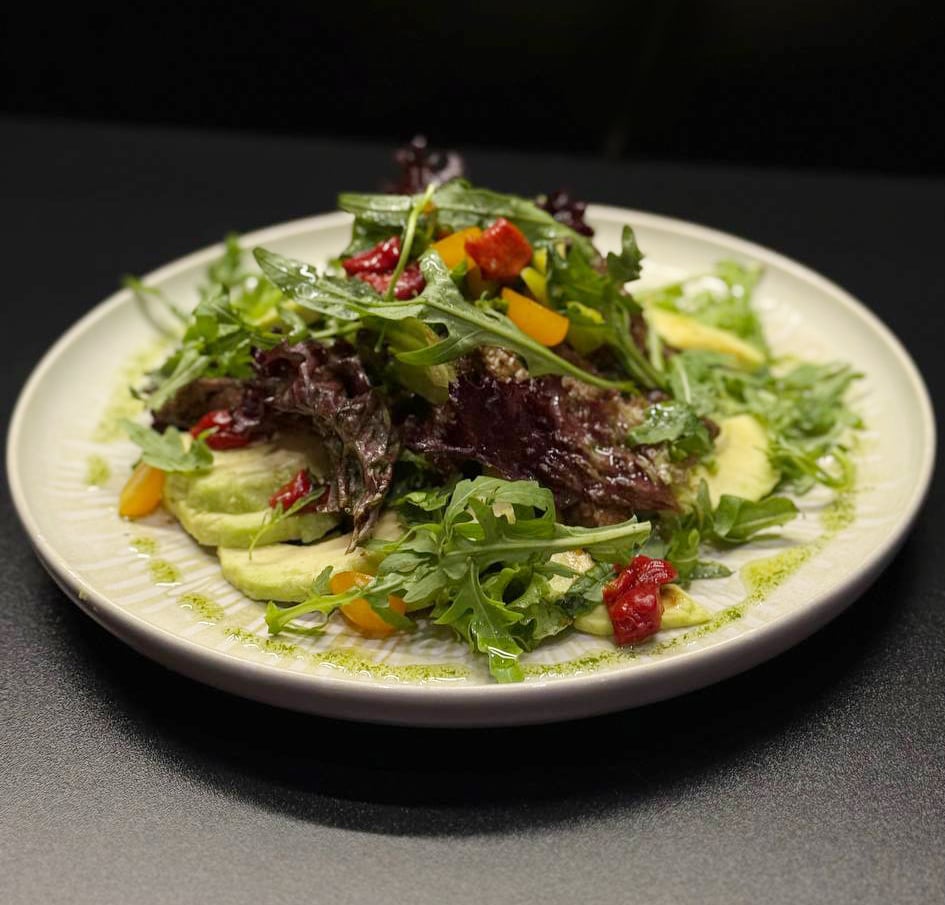 Теплий салат з телятиною та запеченим перцем