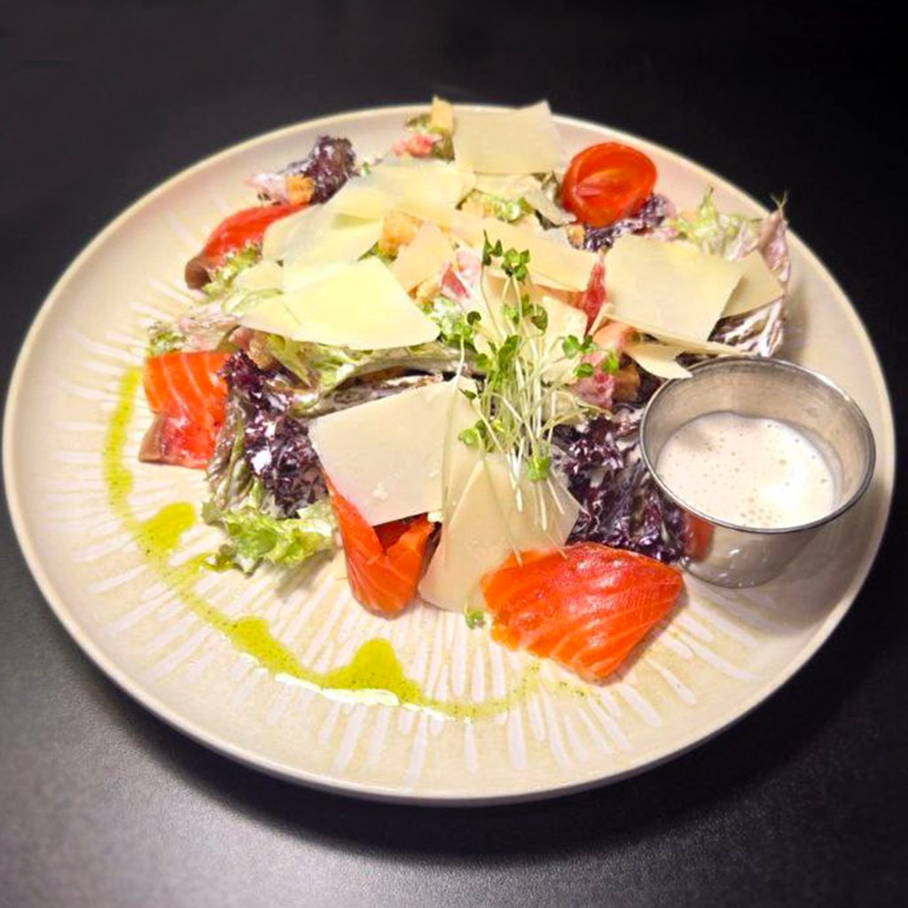 Салат Цезар з лососем