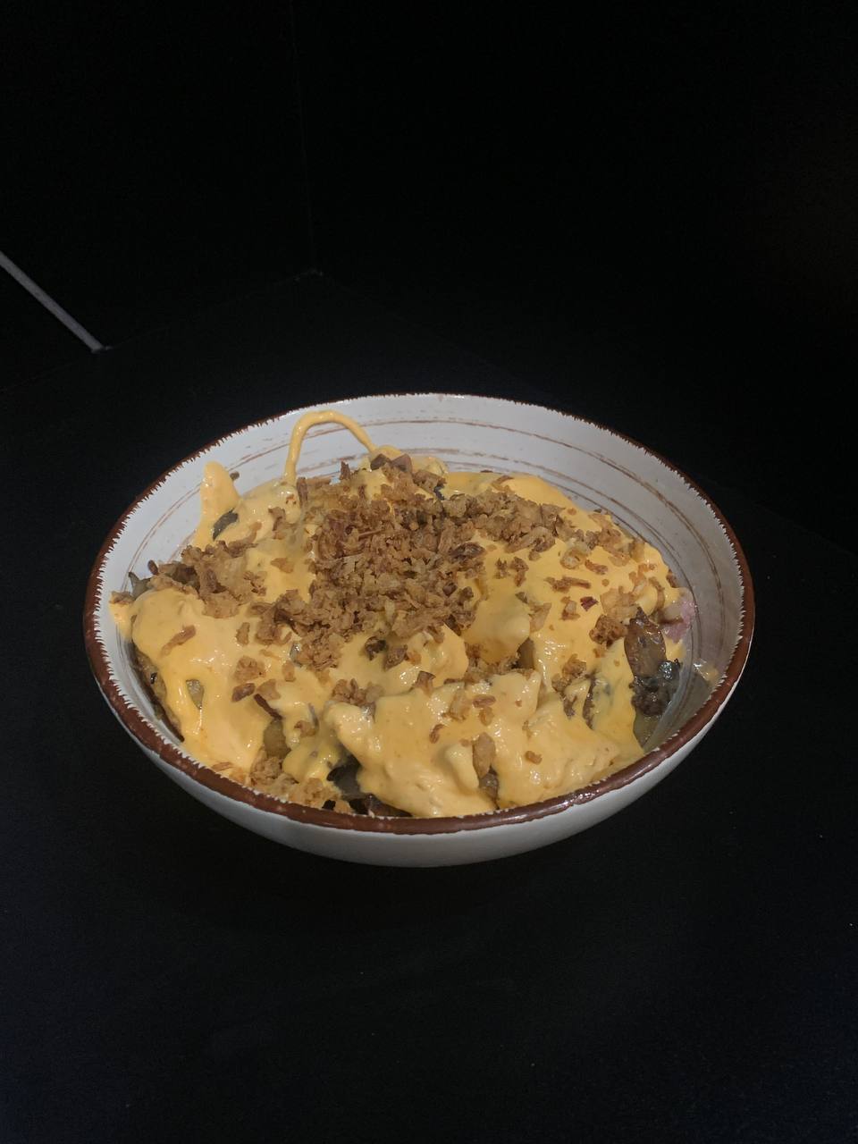 Картопля по селянськи с беконом та лісним міксом білих грибів з сирним соусом том-ям та кранчем 