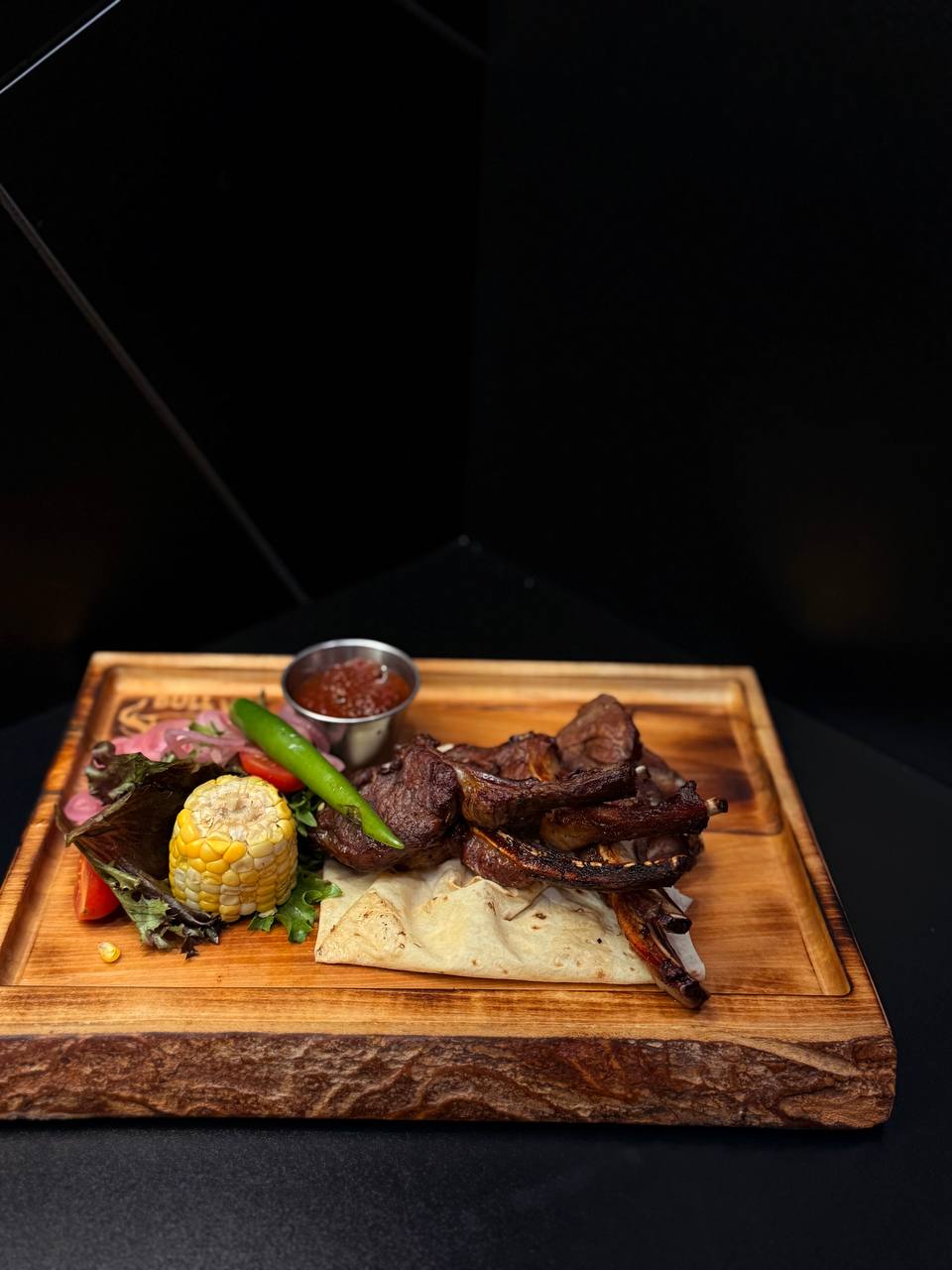 Каре ягня зі скоринкою з локальних трав та соусом "піко де гайо"