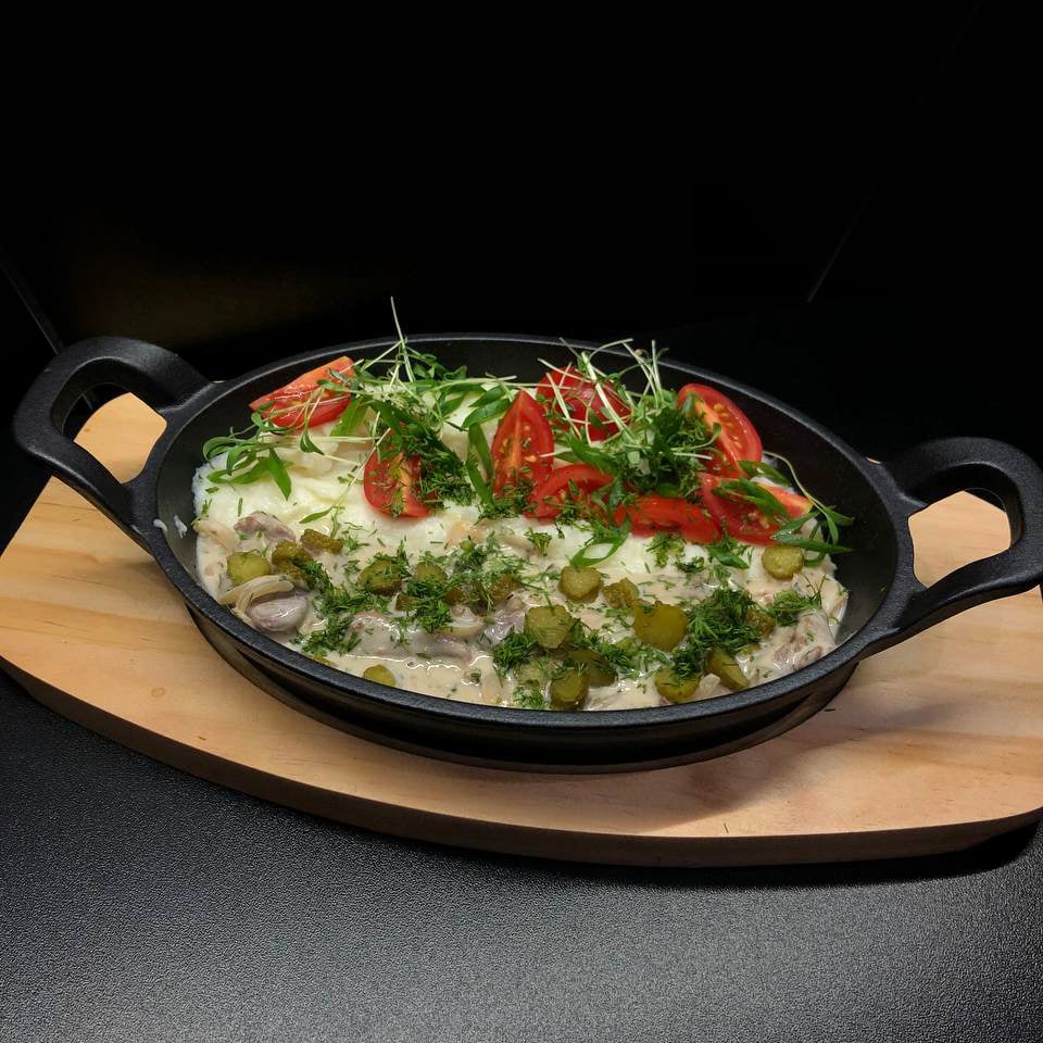 Бефстроганов на м`ятій картоплі з корнішонами