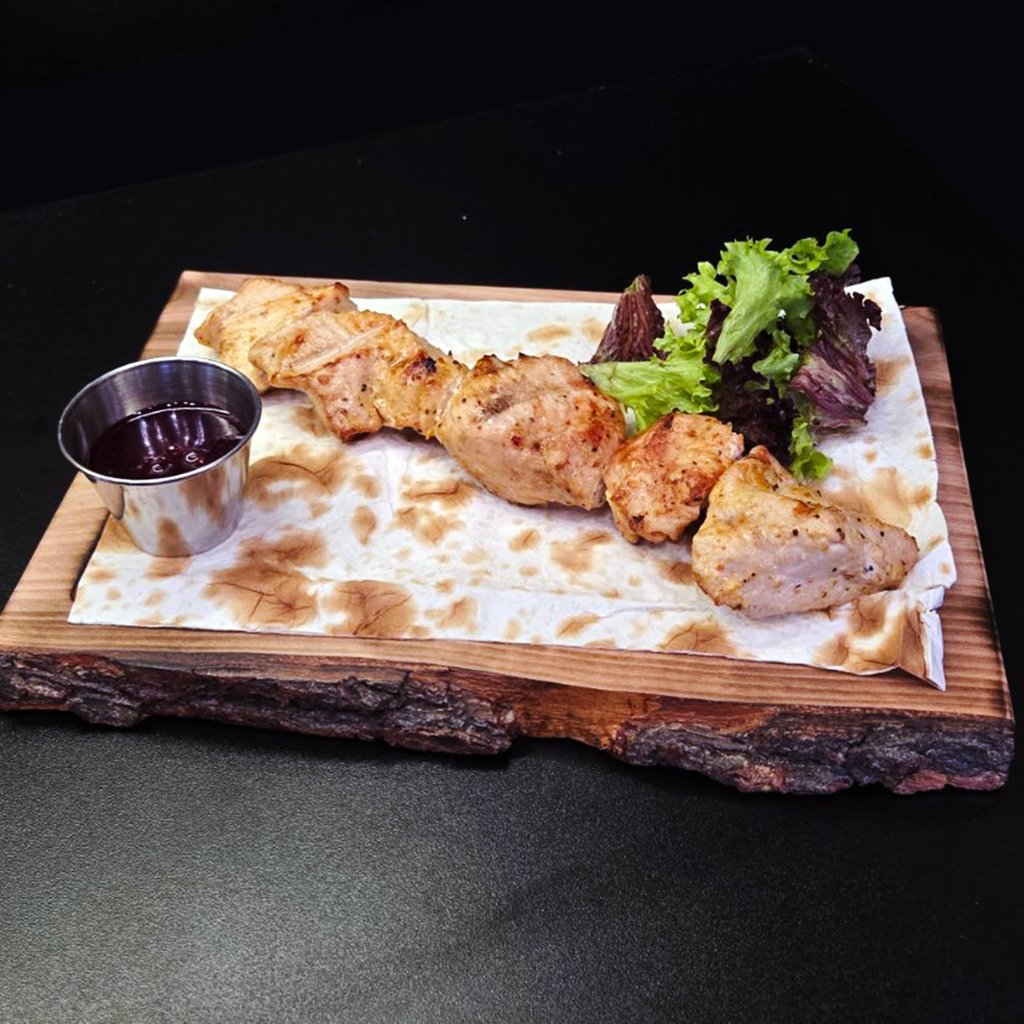 Філе індюшине з можжевеловими ягодами та ягодним соусом