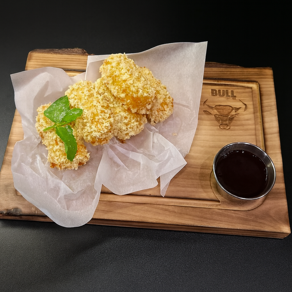 Сир у хрусткій скоринці з соусом із ягод та м`яти