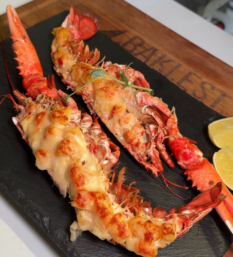 Лобстер запечений з манговою сальсою під пармезаном (1шт)