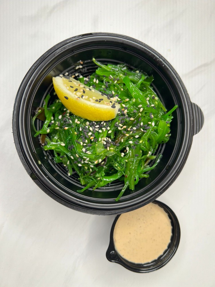 Салат Чука з горіховим соусом (240 грам)