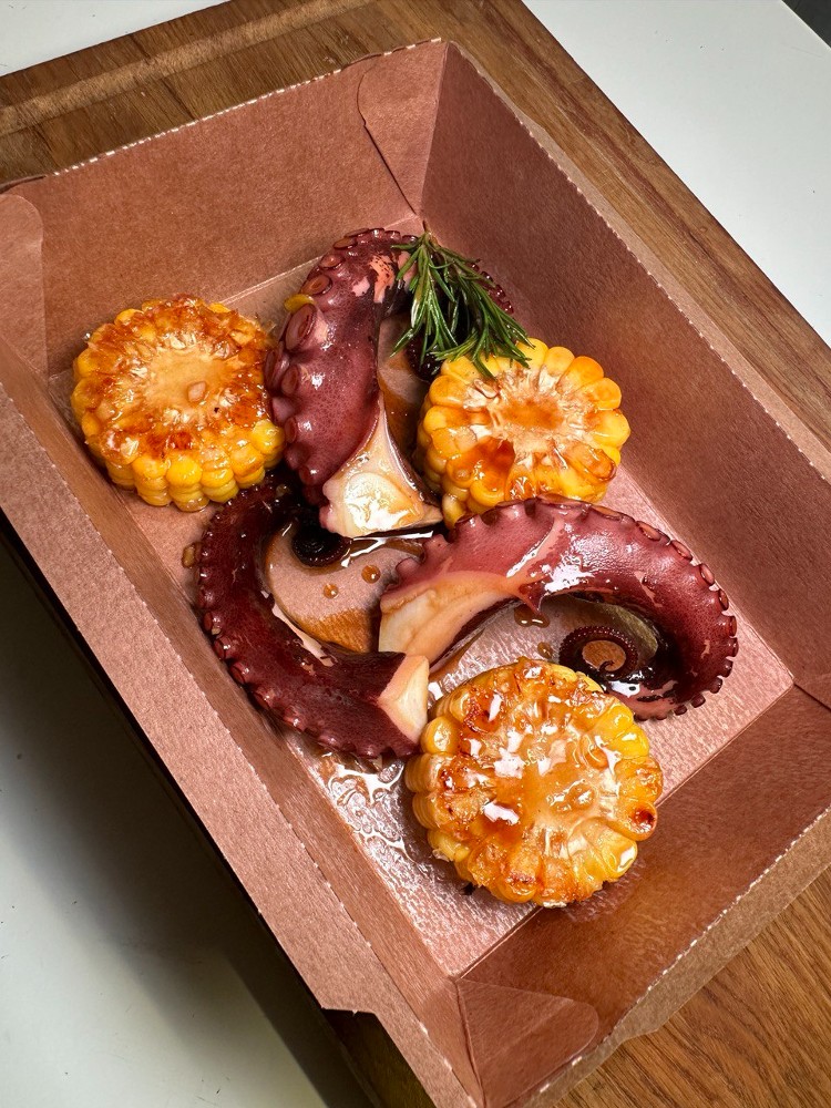 Восьминіг з кукурудзяними початками в апельсиновому соусі (~250г)