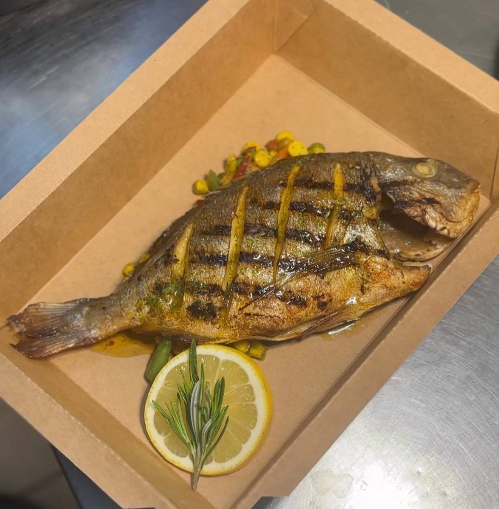 Дорадо на овочевому асорті