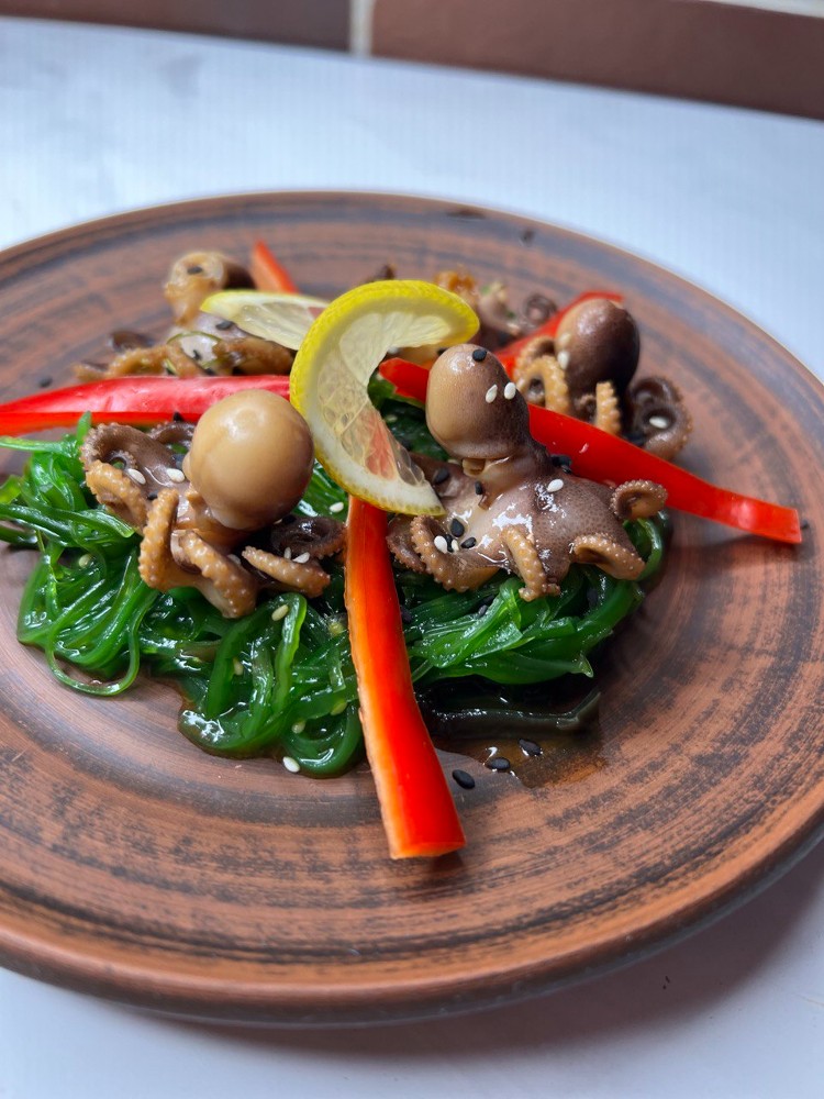 Мариновані восьминіжки на подушці із салату Чука (250г)