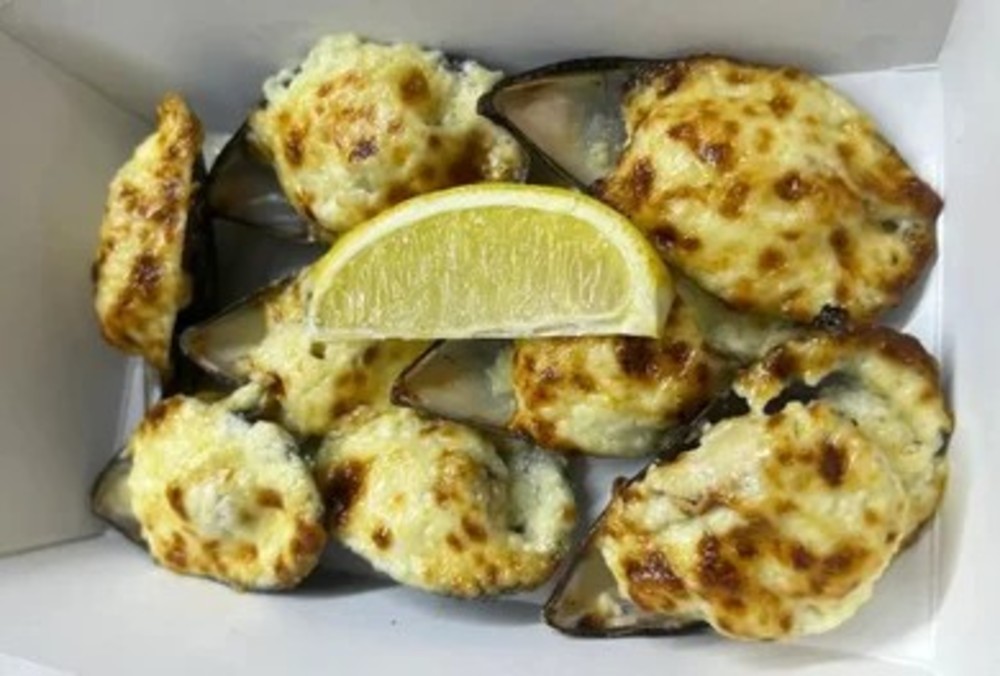 Мідії запечені з пармезаном та щучью ікрою ( 7 штук )