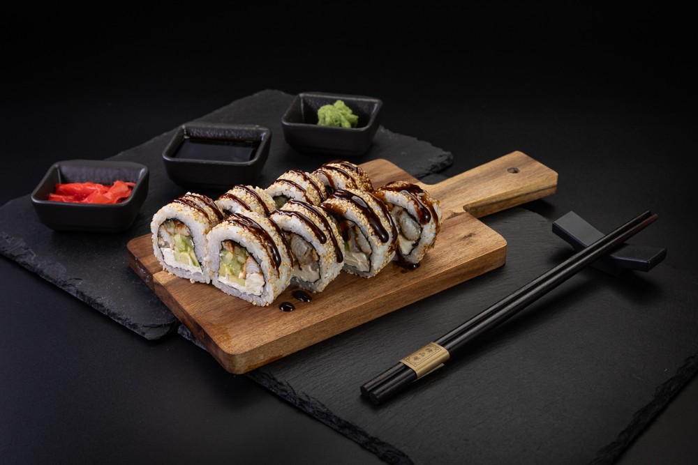 Каліфорнія з вугрем в кунжуті 