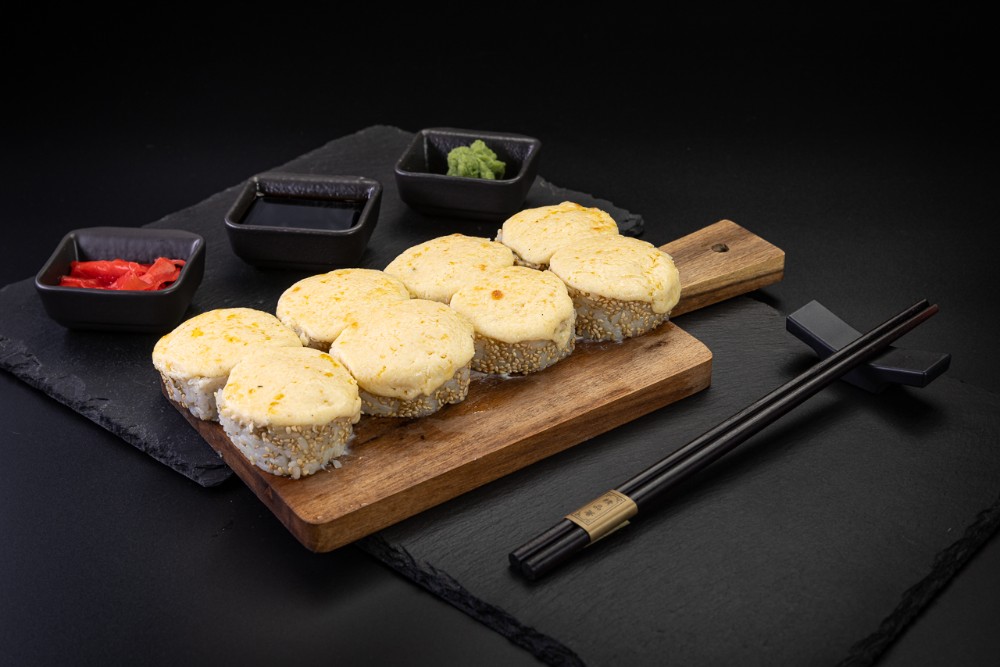 Теплий рол з лососем 