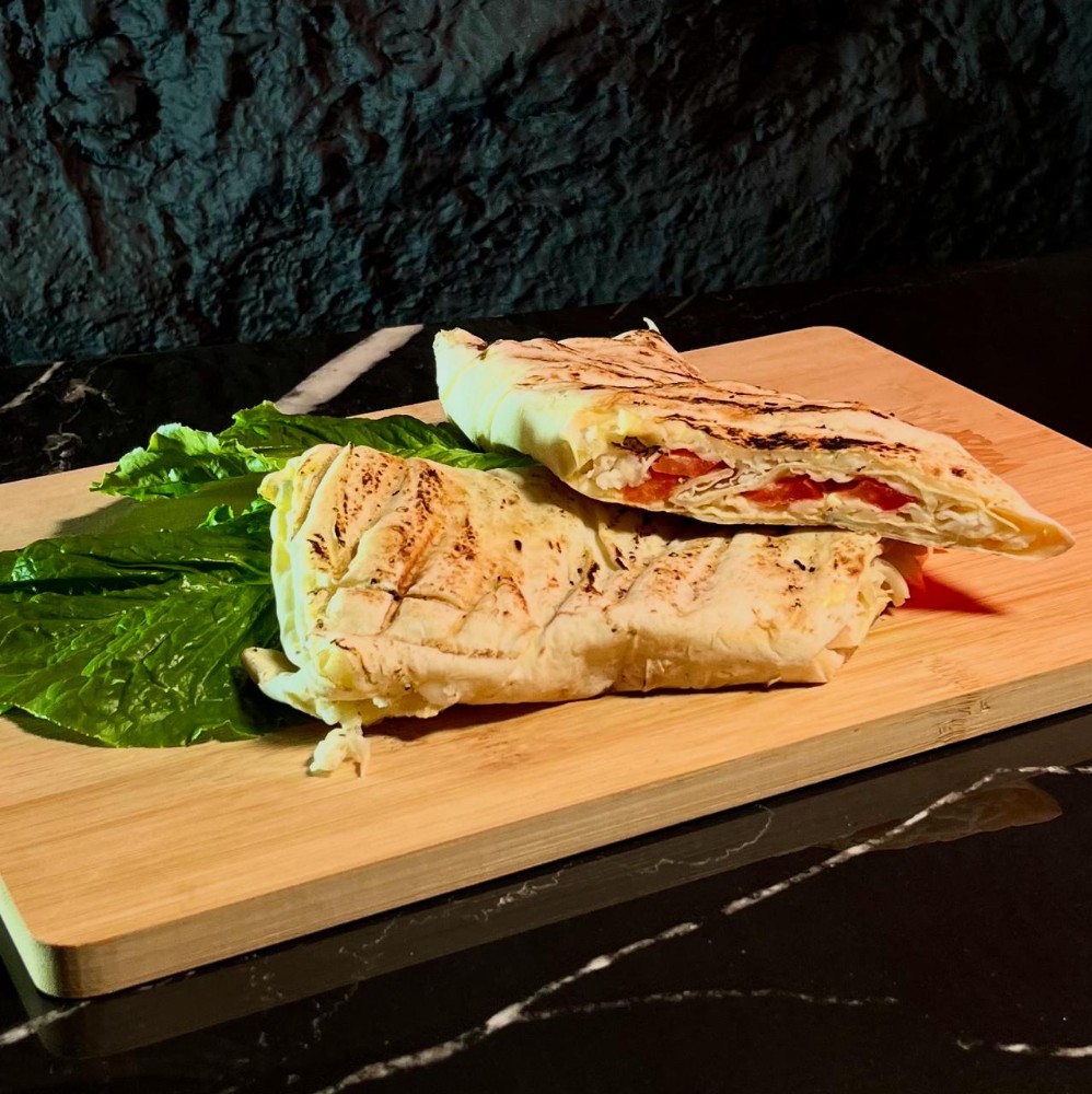 Лаваш з сулугуні та томатами