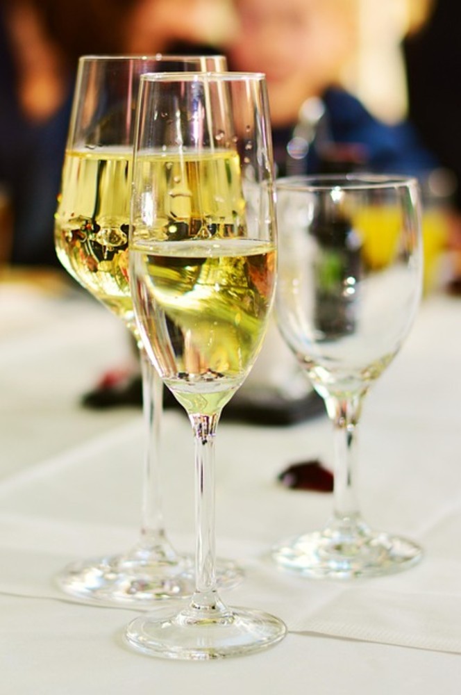 GLASS OF WHITE WINE