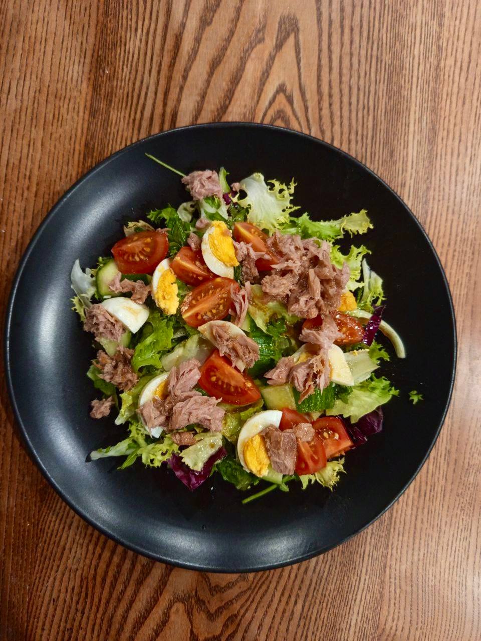 Салат з тунцем