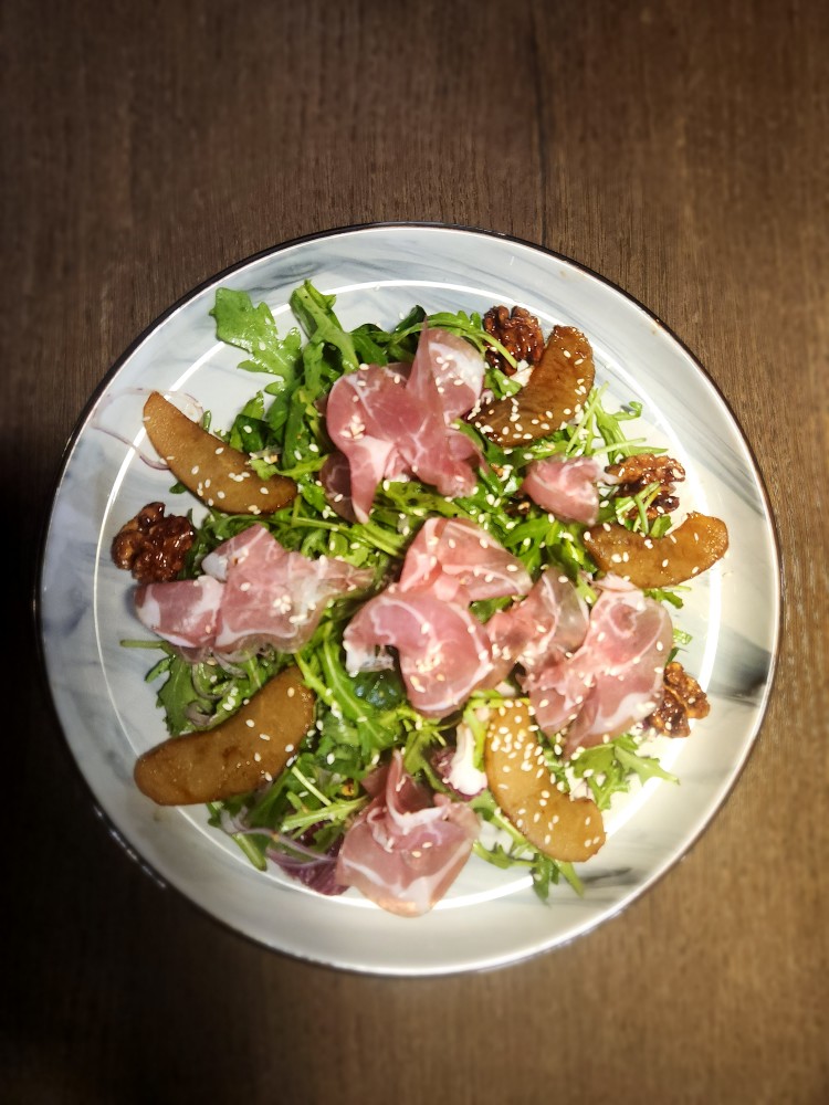 Салат з карамелізованою грушею та хамоном