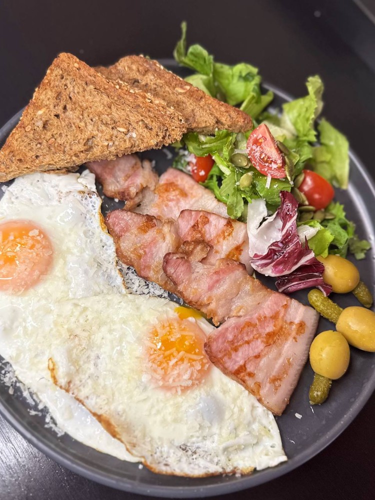 Сніданок з беконом