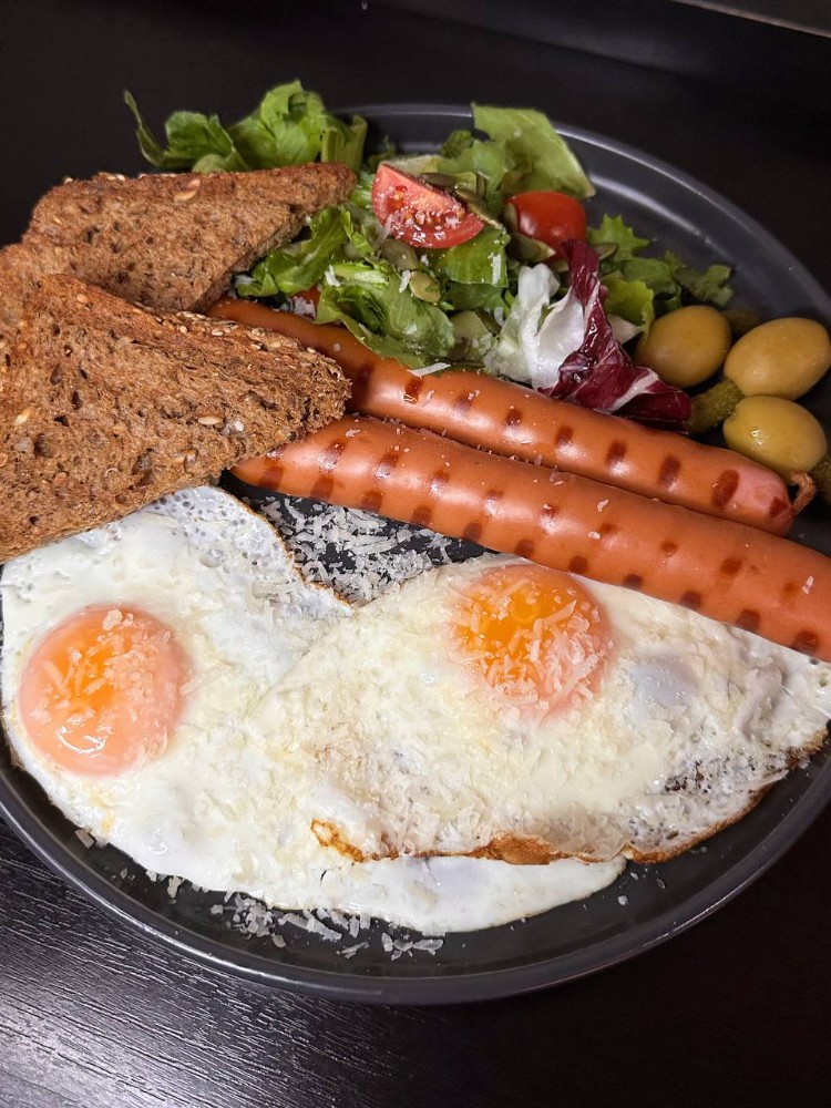 Сніданок з ковбасками