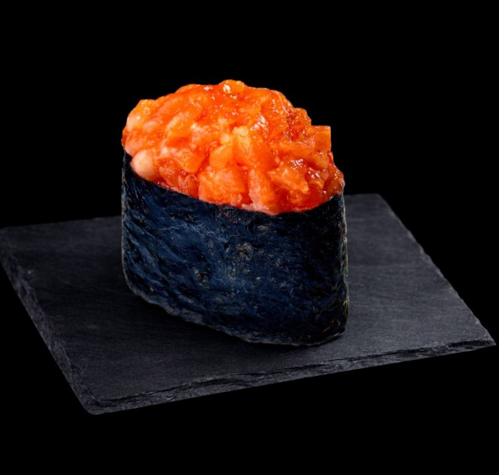 Гункан з лососем