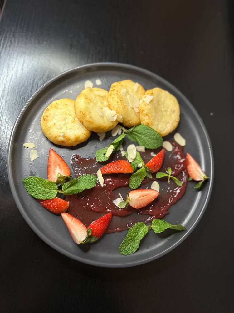 Сирники смажені  з \ соусом \ джемом