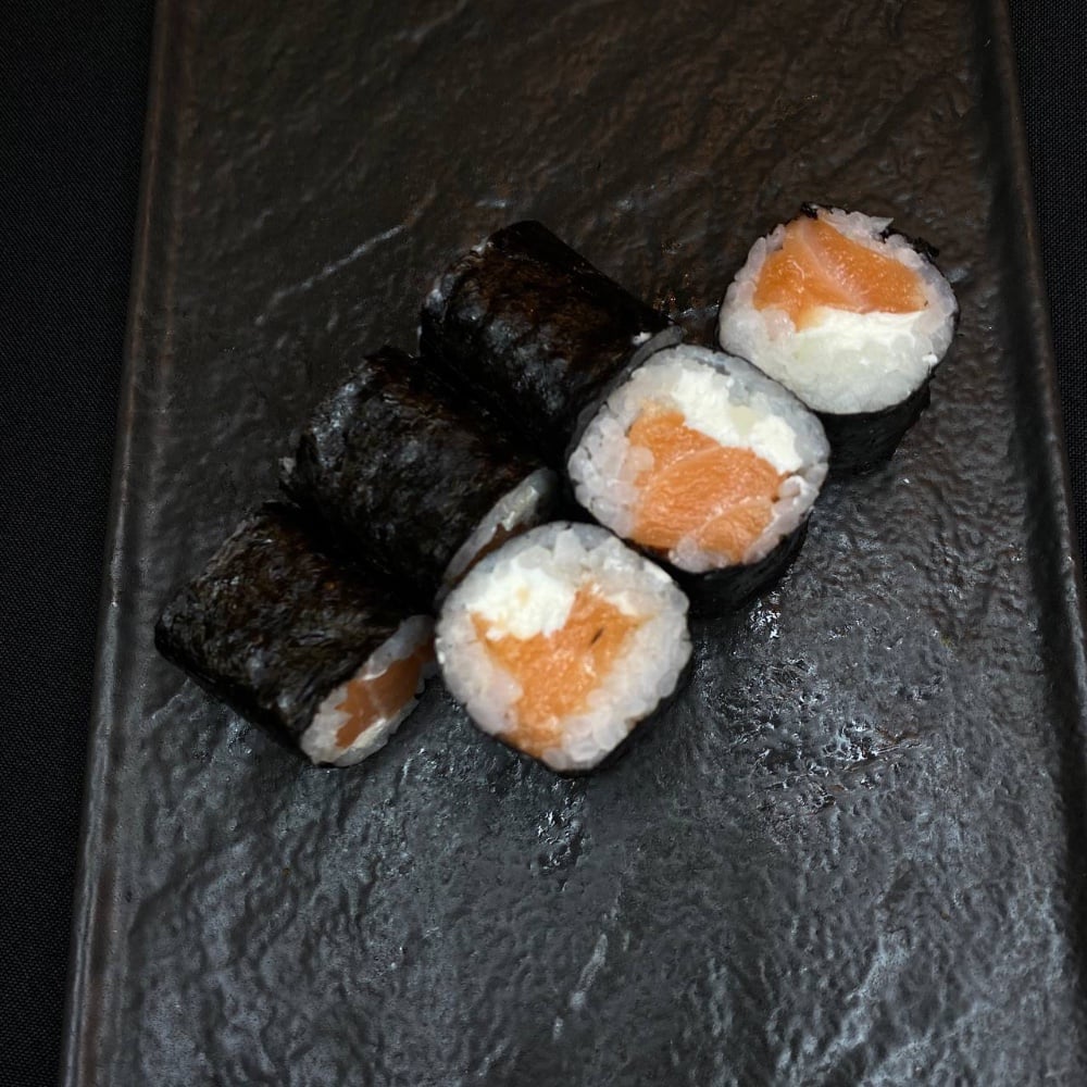 Макі ролл з лососем та філадельфією