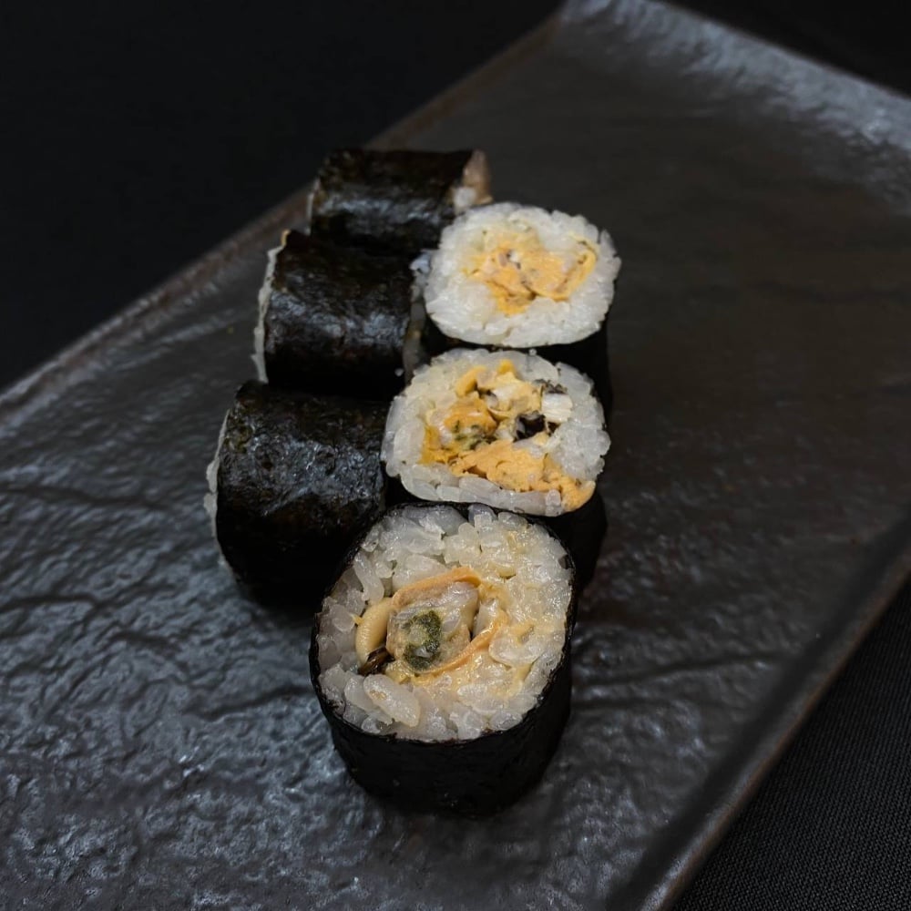 Макі ролл з мідією