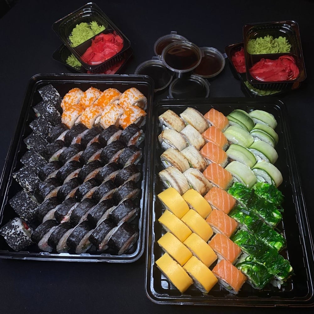 На компанію