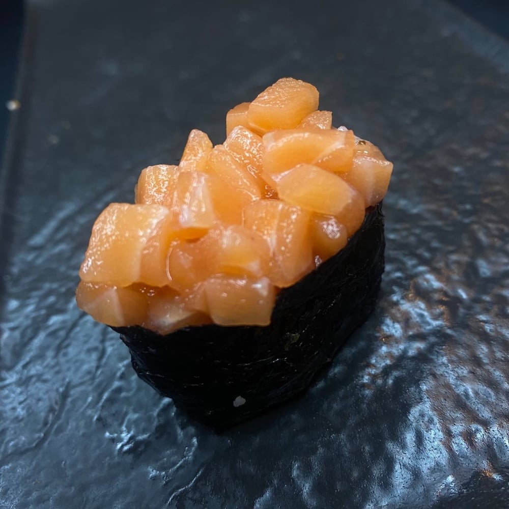 Гункан з лососем