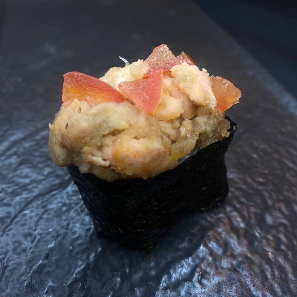 Гункан зі смаженим лососем