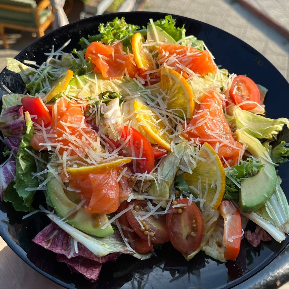 Салат з копченим лососем