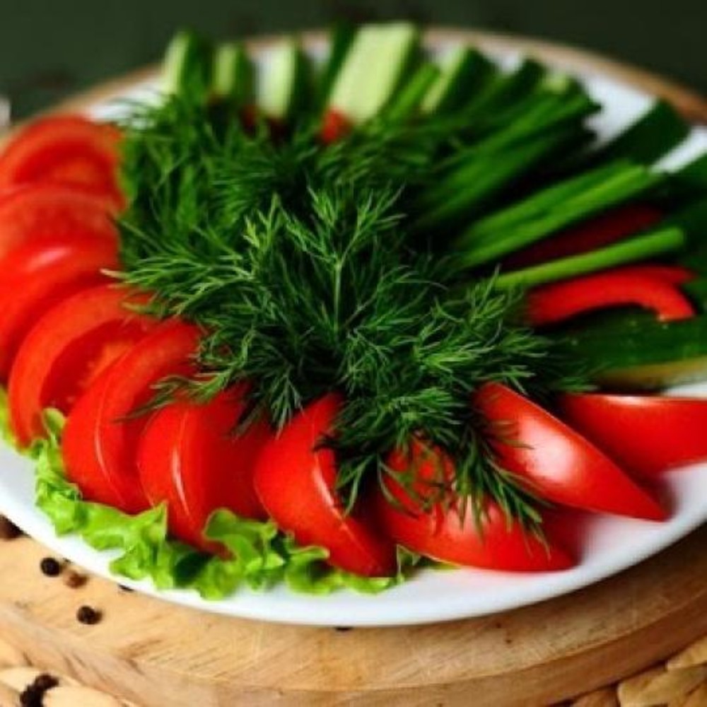 Овочева нарізка (помідор, огірок, зелень)