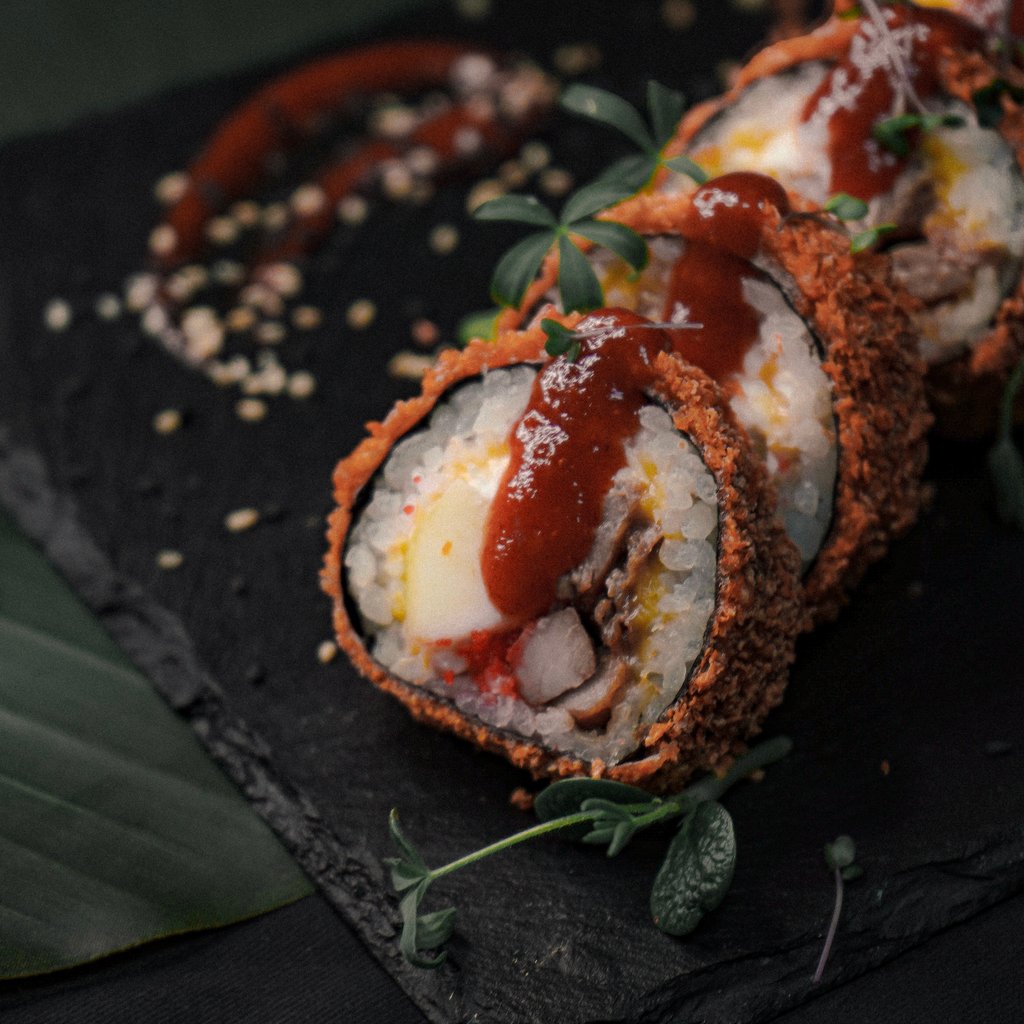 Гарячий рол з тунцем та грушею