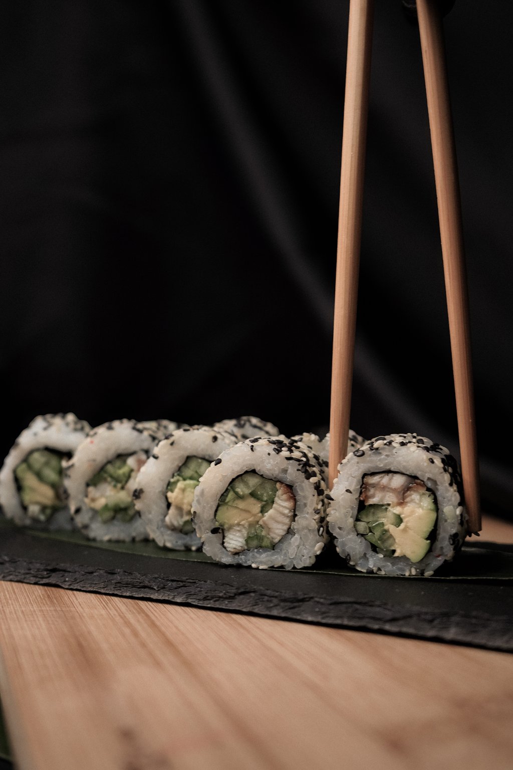 Каліфорнія з Вугрем в кунжуті 240г.