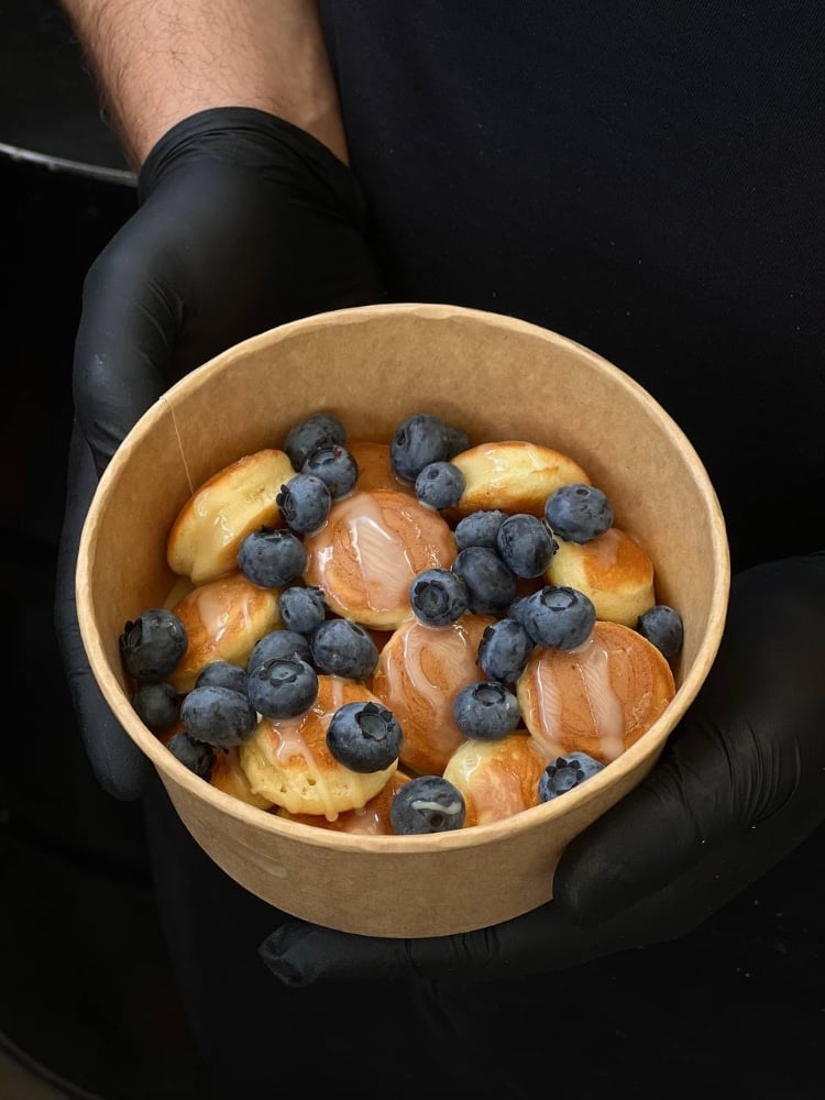 Панкейки з лохиною та згущеним молоком