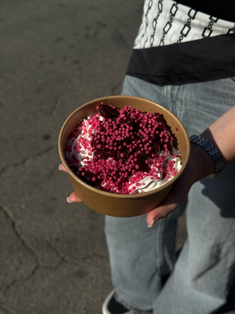 Панкейки з вишнею та вершками