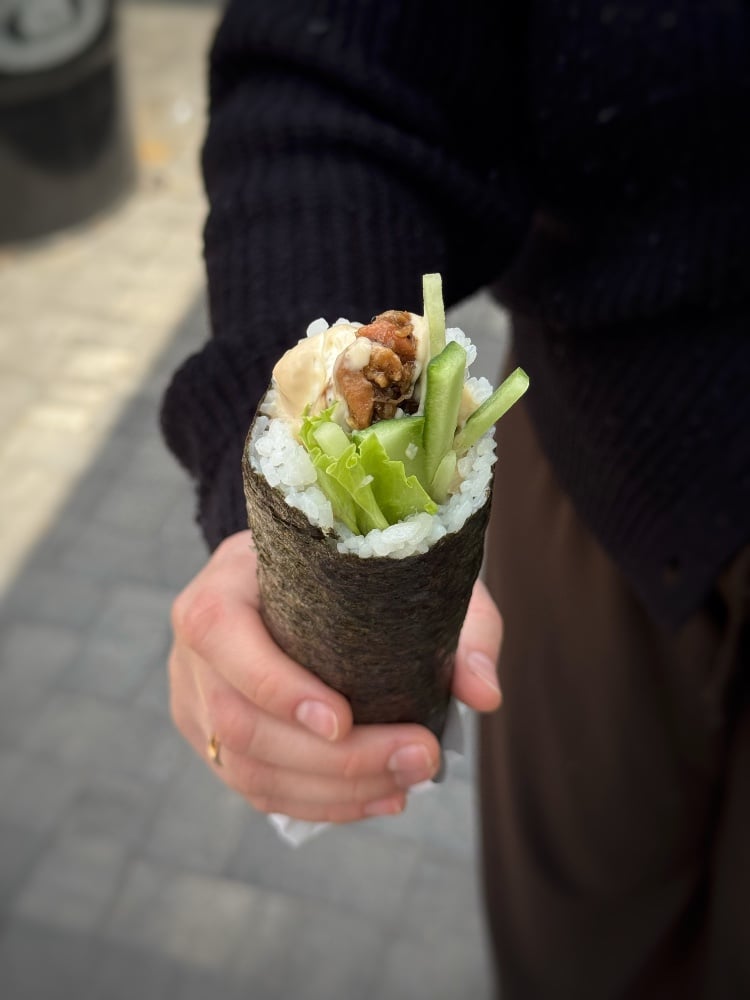 Хенд рол з смаженим лососем